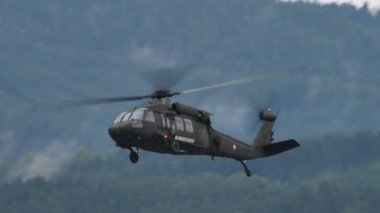Sikorsky S-70 Kara Şahin indi ve havalandı.