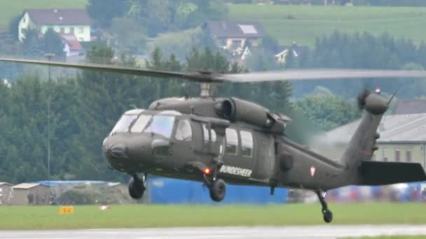 Sikorsky S-70 UH-60 helicopter land vertically — 图库视频影像