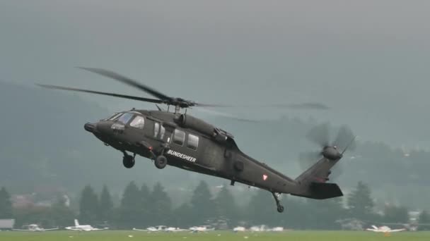 Sikorsky S-70 Black Hawk Hubschrauber berührt Boden und hebt ab — Stockvideo
