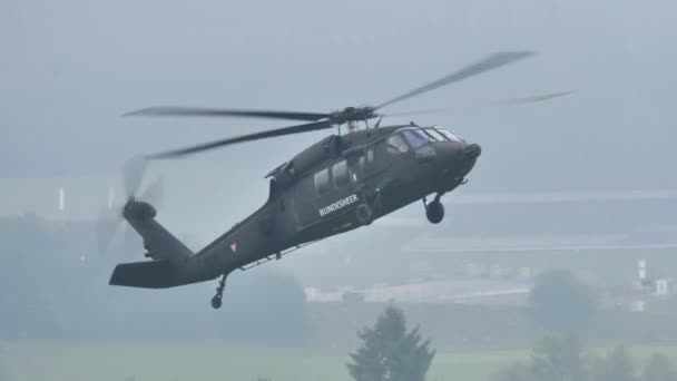 Askeri helikopter yavaşça piste indi. — Stok video