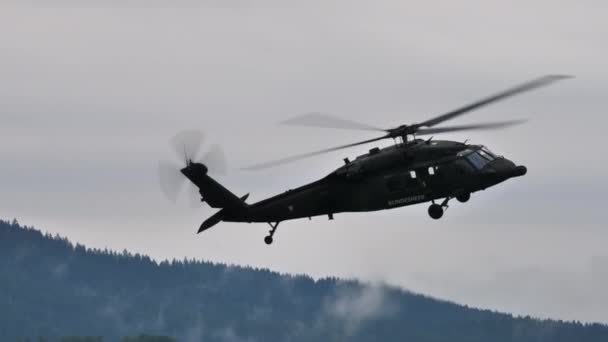 Sikorsky S-70 Black Hawk helikopter modell repül oldalra — Stock videók
