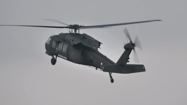 Sikorsky S-70 Kara Şahin helikopteri geriye doğru uçuyor. — Stok video