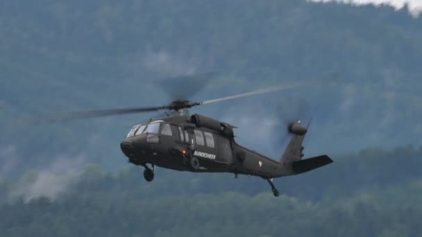 Sikorsky S-70 Black Hawk landt en stijgt op — Stockvideo