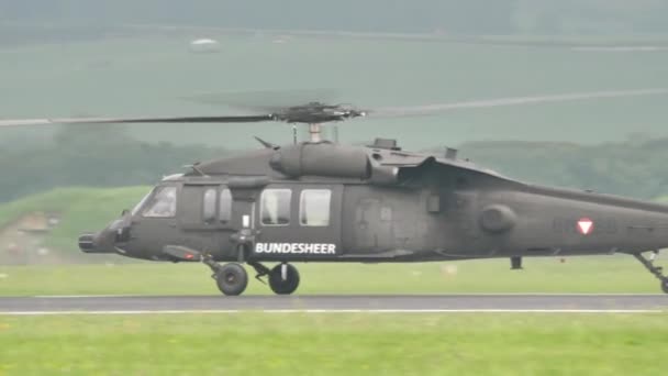 Sikorsky S-70 Black Hawk militaire helikopter landt en stijgt op — Stockvideo