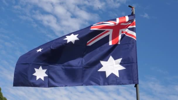 Αυστραλιανή σημαία κυματίζει στον άνεμο σε αργή κίνηση — Αρχείο Βίντεο