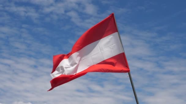 Rakouská vlajka vlnění ve větru v pomalém pohybu Zavřít s oblohou pozadí — Stock video