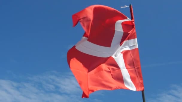 Denemarken vlag zwaaien in de wind in slow motion close-up met lucht achtergrond — Stockvideo