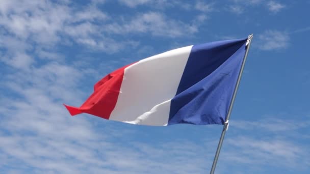 Σημαία της Γαλλίας κυματίζει στον άνεμο σε αργή κίνηση Κοντινό πλάνο με φόντο τον ουρανό — Αρχείο Βίντεο