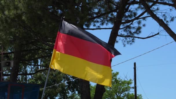 Duitsland vlag zwaaien in de wind in slow motion close-up met lucht achtergrond — Stockvideo