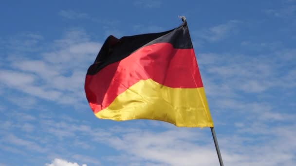Duitse vlag zwaaien in de wind in slow motion close-up met lucht achtergrond — Stockvideo