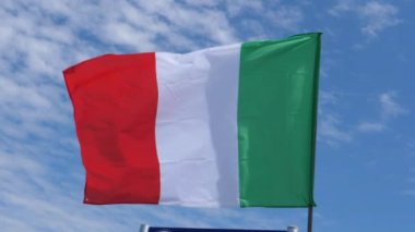 İtalyan Bayrağı Rüzgarda Dalgalanıyor Yavaş Çekimde Gökyüzü arkaplanıyla Yakın plan