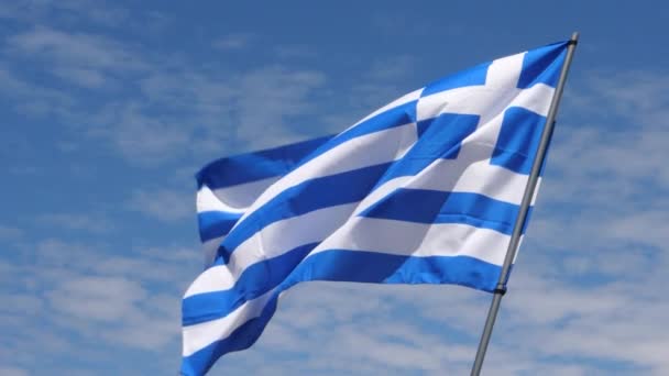 Грецький прапор, що махає вітром у повільному русі, зблизька з небом — стокове відео