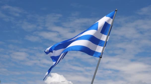 Грецький прапор, що махає вітром у повільному русі, зблизька з небом — стокове відео