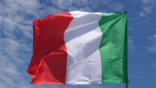 Itálie vlajka vlnění ve větru v pomalém pohybu zavřít s oblohou pozadí — Stock video