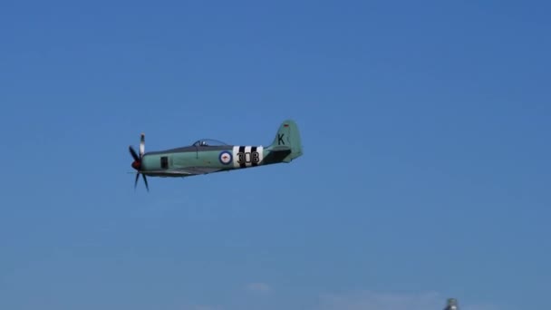 Pesawat tempur baling-baling Inggris dari Royal Navy inflight pada kecepatan tinggi — Stok Video