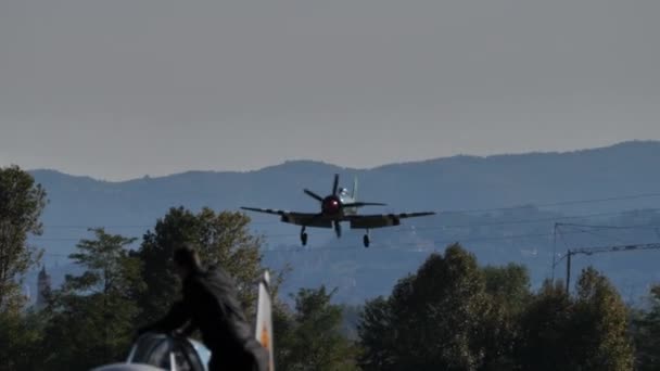풀밭 공항에 있는, 영국 해군의 프로펠러 전투용 전투기 — 비디오