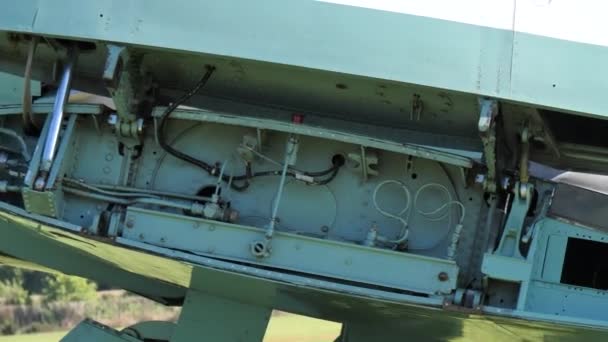 Détails du système de pliage des ailes d'un avion de chasse pour porte-avions — Video