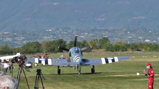 Propeller gevechtsvliegtuigen uit de jaren 1950 Koude Oorlog warmen de radiale motor op — Stockvideo