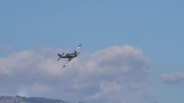 Soğuk Savaş İngiliz savaş pervanesi mavi gökyüzünde uçuyor
