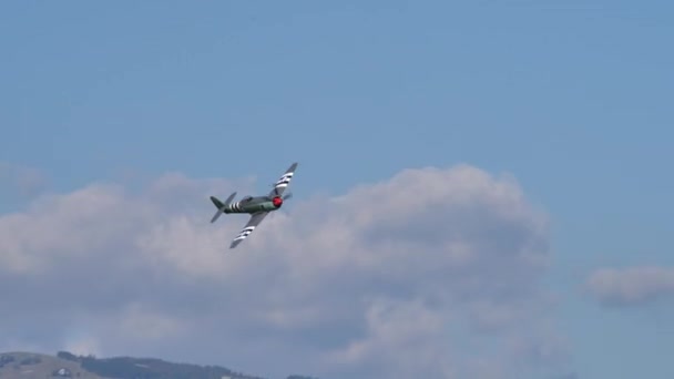 Cold war British propeller combat plane in flight in blue sky — Vídeo de Stock