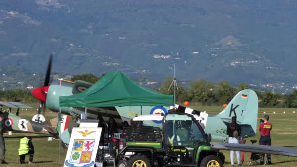 Hawker Deniz Öfkesi, soğuk savaş pervanesi askeri uçak, hava gösterisi sırasında park edilmiş. — Stok video