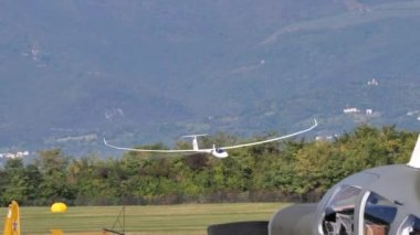 Jet motoru türbinli planör yüksek hızda alçak geçiş