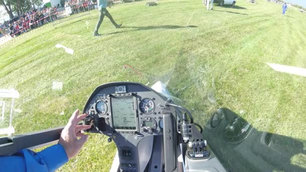 Planör pilotu kalkış için kokpit aletlerini hazırlıyor. Pilot bakış açısı POV — Stok video