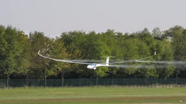 Sailplane low pass at high speed with water trail from ballast — Stock Video