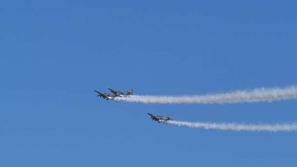 Three vintage aerobatic planes flying in tight formation with white smoke trails — Stockvideo