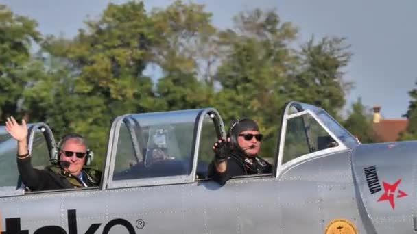 Pilotos saludando al público después de la demostración del espectáculo aéreo — Vídeos de Stock