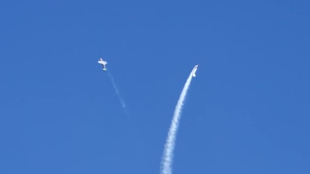 Les avions hélices font une ouverture au sommet d'une boucle puis traversent à la base — Video