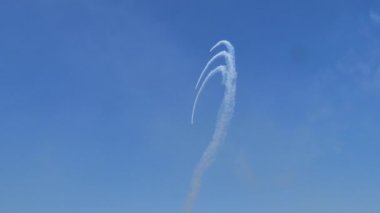 Akrobatik ekip mavi gökyüzünde bir şelale döngüsü gerçekleştiriyor.