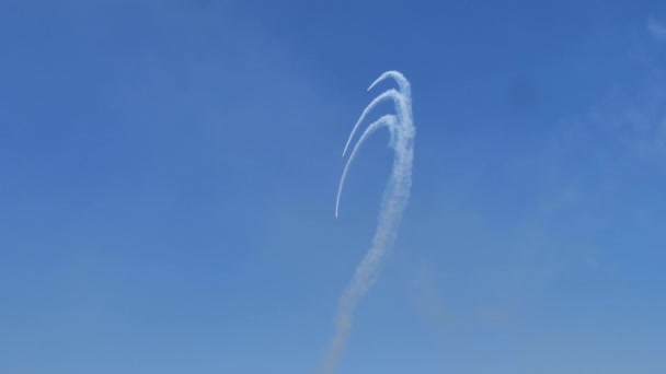 Acrobatic team performs a waterfall loop in the blue sky — Stockvideo