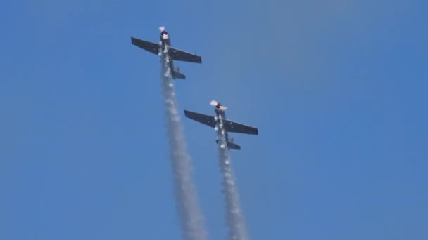 Historic aluminum propeller aircraft flying in close formation. Close up view. — Stock Video