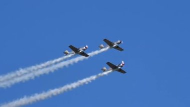 Üç pervaneli akrobatik uçağın yakın çekim takip görüntüsü