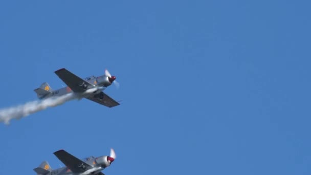 Two planes loop in tight formation. Tracking close-up view — Stockvideo