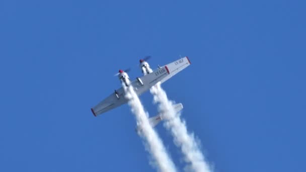 Silvery aerobatic aircraft produced in Russia during the Soviet era in flight — Stockvideo