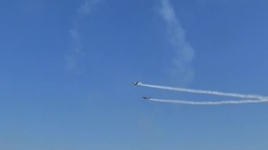 Uçak, kur yapma dansı simülasyonunda bir dizi yuvarlanma gerçekleştirir.