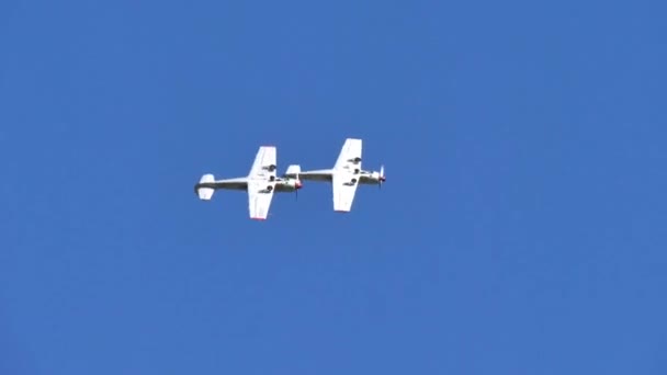 Two Yakovlev Yak-52 propeller aircraft flying in close formation. — Stockvideo