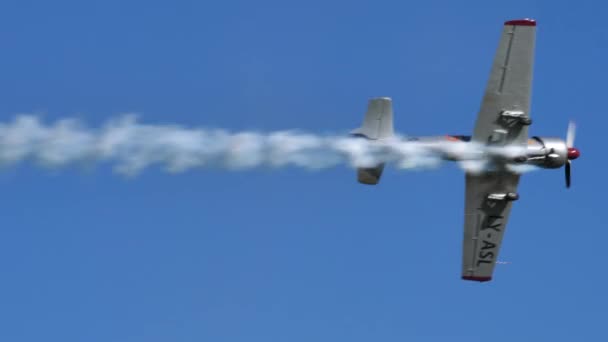 Historic propeller plane performs extreme aerobatic maneuvers. Close-up chase — Video Stock