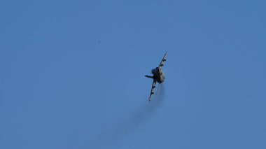 Yer saldırı uçağı mavi gökyüzünde uçuyor. Boşluğu Kopyala