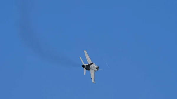Επίγεια επίθεση αεροπλάνο εν πτήσει οπλισμένο στον γαλάζιο ουρανό. Αντιγραφή χώρου — Φωτογραφία Αρχείου