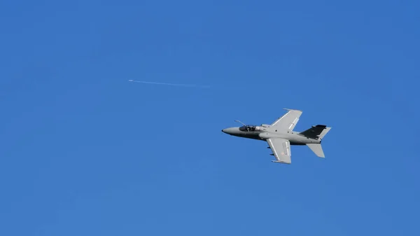 Ground attack airplane in flight armed in the blue sky. Copy Space — Stock Photo, Image