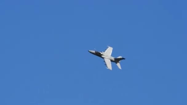 青空の下で飛行中のNATOグレーの地上攻撃機 — ストック動画