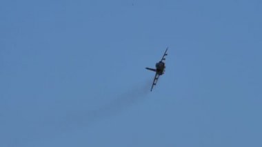 Mavi gökyüzünde uçan savaş uçağı. 