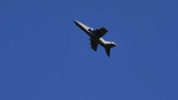 Modern támadó vadászrepülőgép repülés közben — Stock videók