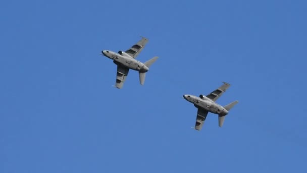Bombardeio terrestre militar e aviões de reconhecimento voando no céu azul — Vídeo de Stock