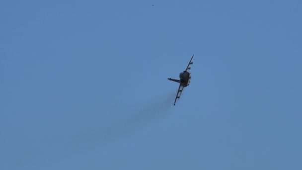 Mavi gökyüzünde uçan savaş uçağı. — Stok video
