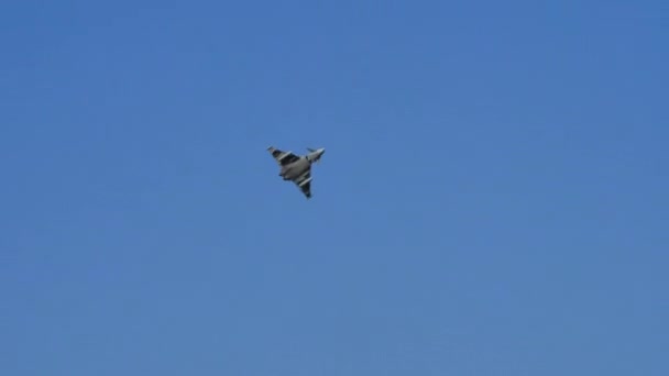 NATO air superiority fighter jet aircraft doing in flight combat maneuvers — Vídeo de Stock
