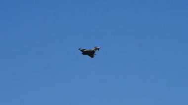 Modern savaş jeti savaş manevralarını maksimum art yakıcılarla gerçekleştirir.